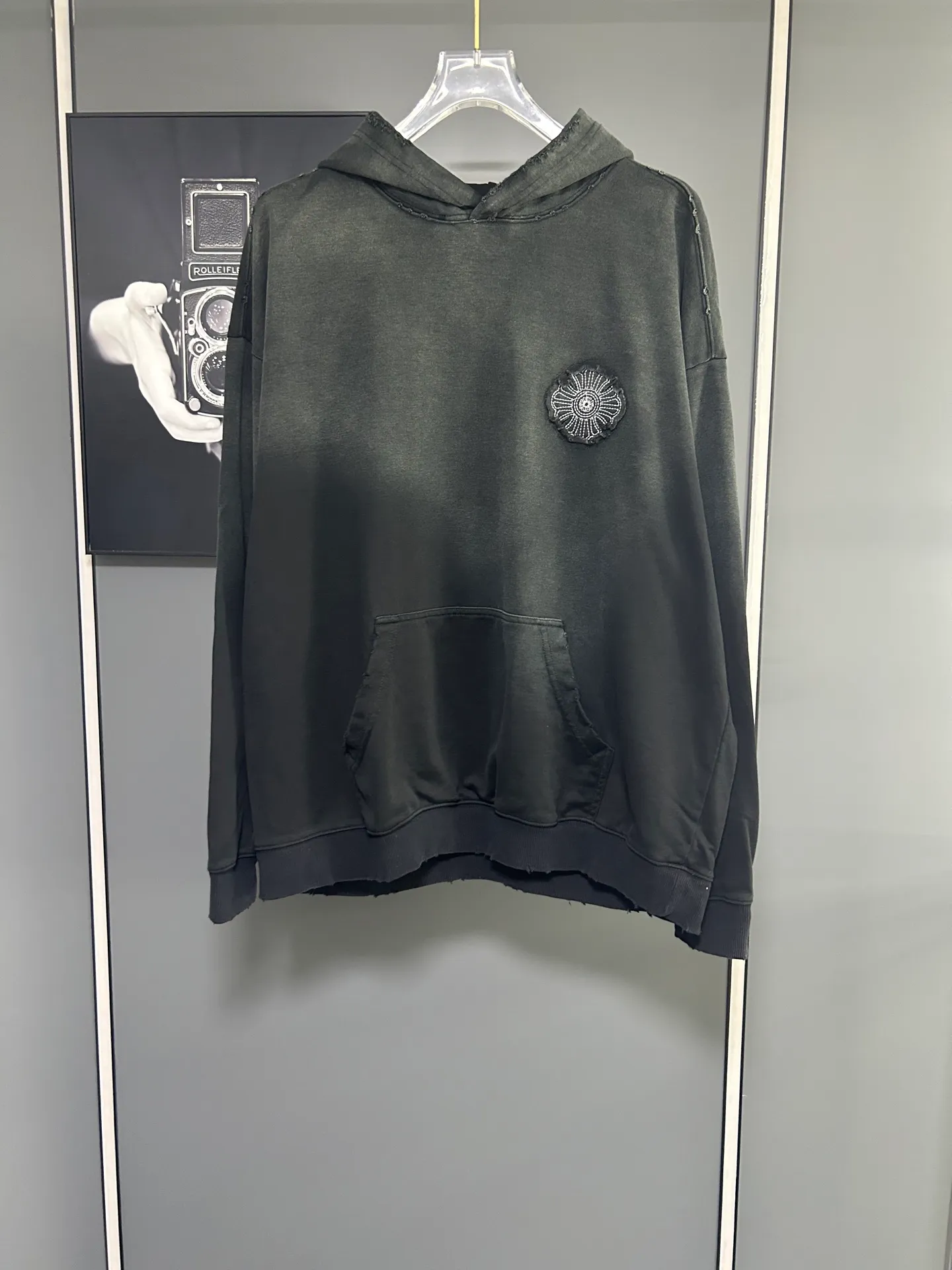P310 𝗖𝗵𝗿𝗼𝗺𝗲 𝗛𝗲𝗮𝗿𝘁𝘀/Cro Heart 2025 Cross Patch Embroidery Summer New Original Single Counter American Acid Washed Distressed Laser Burnt Patch Embroidery Couple Casual Hooded Sweatshirt 👑The highest version! Customized fabric 440g tripe terry fabric! American acid-washed and distressed original fabric laser burnt ✟appliqué embroidery and exquisite embroidery of letters! The best-selling model at the counter. It is very comfortable to wear. It is low-key yet luxurious. It is very classy when worn. The large size and tailoring are needless to say. The upper body is exquisite and vivid. 👍High-end first-class materials. A truly palace-level product. The cotton from Turkey is of outstanding quality. After heavy washing, the clothes are very soft! Not picky, the upper body is absolutely stylish and extremely luxurious. Auxiliary materials: The original model has been authenticated and labeled ➕100% silk washed with water label. Genuine purchase-grade original hangtag➕matching hanging rope➕3D hanging beads➕original packaging bag. Craftsmanship: The original version has consistent wiring! The highest version of the armhole matching technique! Countless times of pattern making to 100% restore the original appearance! The correct version is the same for men and women, super eye-catching, super good-looking, and super atmospheric! Color: White Black Royal Blue Size, XS S M L